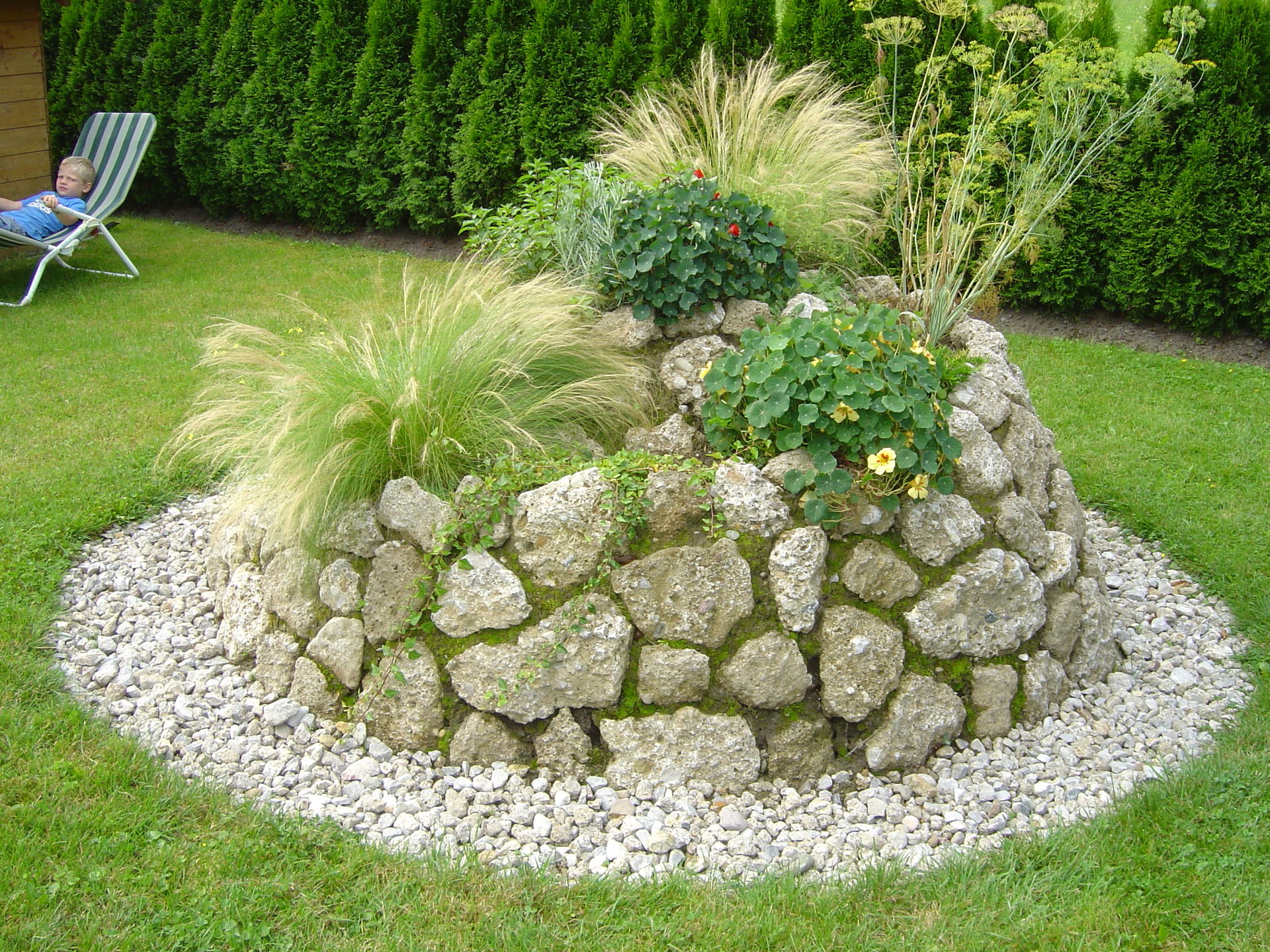 Gewürzschnecke Kräuterspirale Gartengestaltung Naturstein in