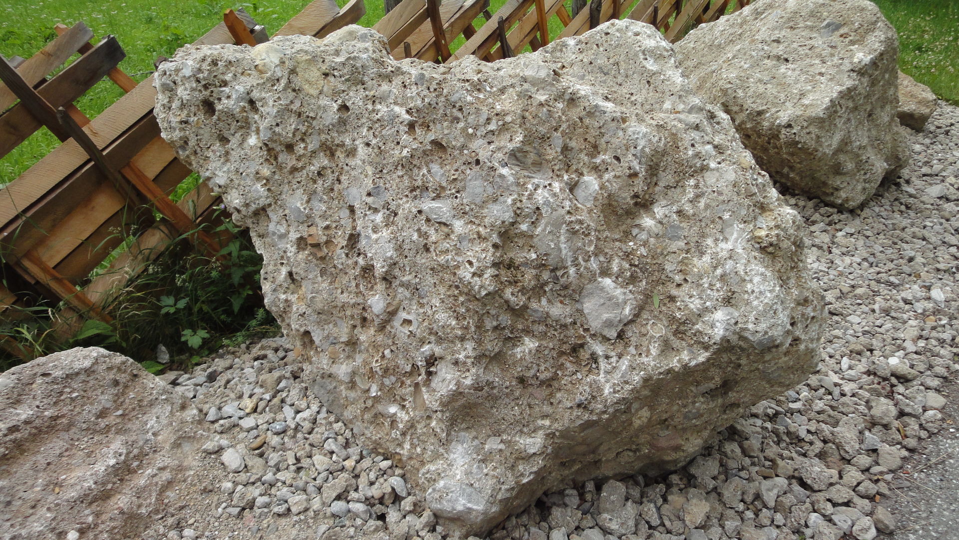 Brunnen und Findlinge Gartengestaltung Naturstein in allen